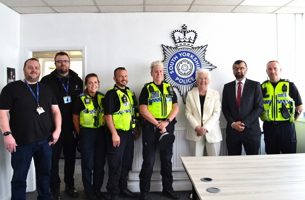Mayor and SY officers pose in the city centre 