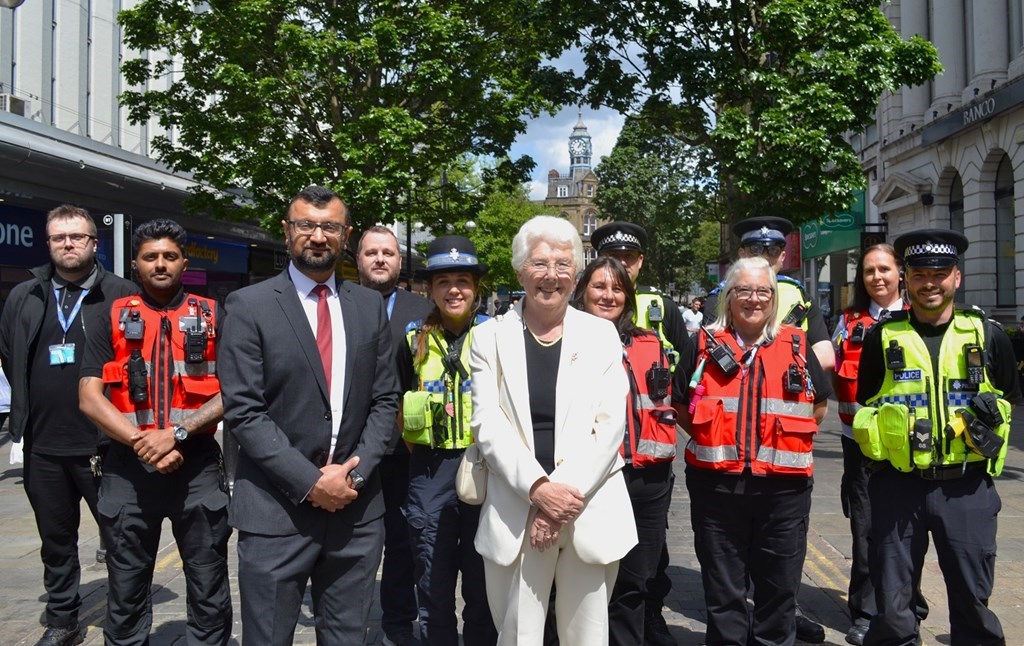 Mayor and SY officers pose in the city centre 